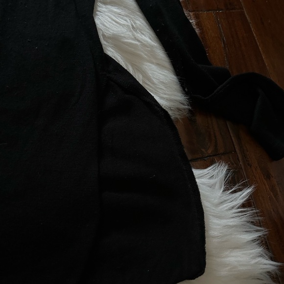 Black aritzia Wilfred tna soft v neck sweater - Picture 3 of 3